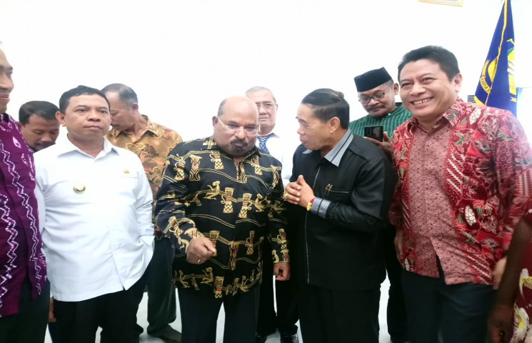Gubernur Janji Bangun Kembali Rumah Warga Yang Dibakar
